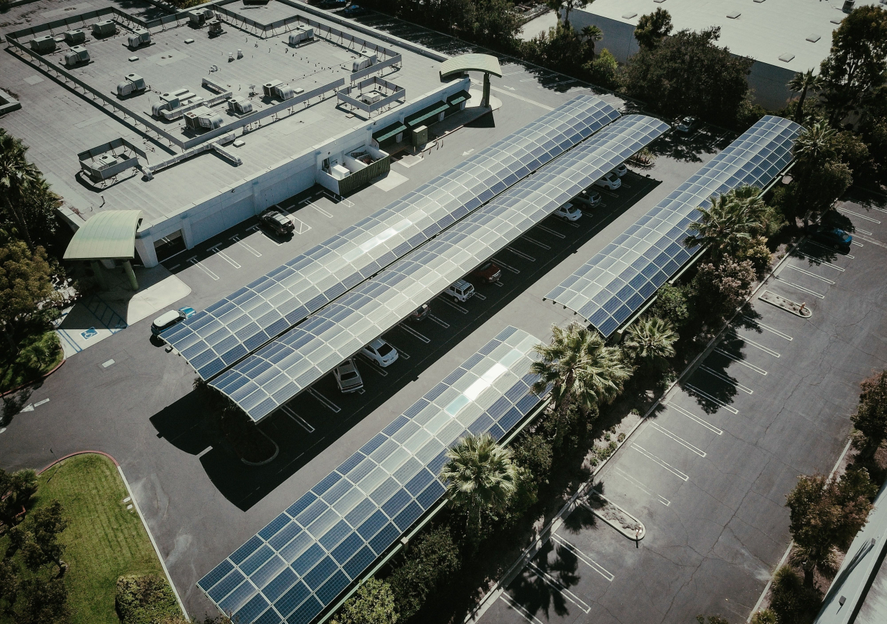 Příklad komunální FVE – vyrobená energie se efektivně upotřebí přímo v obci